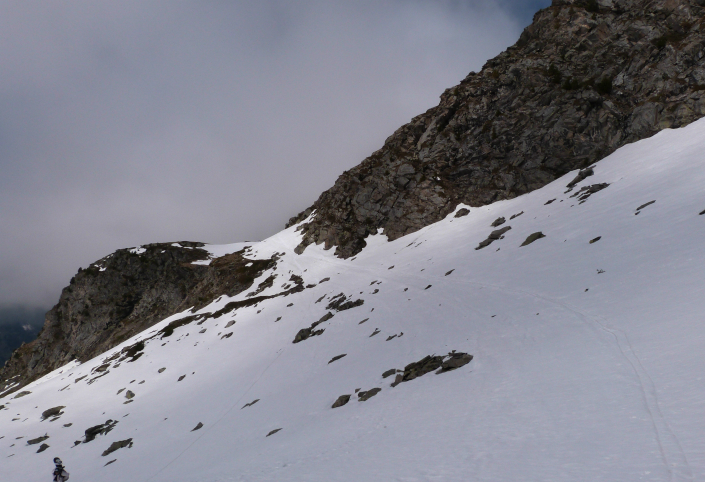 Combe sans nom - traverse through gap in rocks