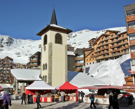 Val Thorens market by the church